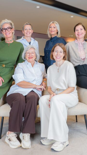 Dürfen wir uns vorstellen…

Wir nutzen die ruhige Zeit Anfang des Jahres um uns bei Euch zu bedanken - fürs Folgen, Liken, Kommentieren und bei uns Einkaufen ❤️

Wenn ich von „wir“ spreche, meine ich ein Team aus 7 Frauen - die ich Euch heute gerne vorstellen möchte 😉

Genießt den Jahresanfang und wir freuen uns auf ein tolles 2026 mit Euch 🫶🏻

Eure Stefanie