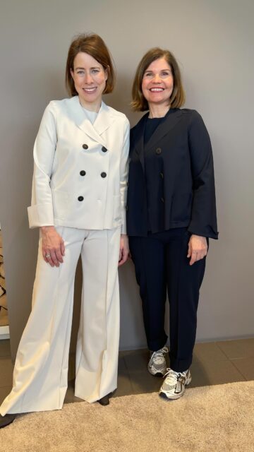 NEU BEI UNS: SASSENBACH
 
Wir freuen uns sehr, Euch ein neues Label vorstellen zu dürfen: Sassenbach. 
(Falls ihr gestern unsere Story verpasst haben solltet 😉)

Sassenbach steht für zeitloses Design, hochwertige Materialien und eine klare Formsprache.
Das deutsche Label verbindet moderne Schlichtheit mit höchstem Tragekomfort und schafft Mode, die Sie souverän durch jeden Tag begleitet.

Die Designs von Michaela Sassenbach sind bewusst reduziert und dennoch ausdrucksstark. 

Gefertigt aus innovativem Hightech-Jersey, bieten die Modelle Atmungsaktivität, Elastizität und Pflegeleichtigkeit – für einen Look, der ebenso komfortabel wie stilvoll ist.

Fair und nachhaltig in Deutschland produziert, steht Sassenbach für verantwortungsbewusste Mode, die langlebig ist und unabhängig von Trends überzeugt.

Kommt vorbei und entdeckt Sassenbach jetzt bei uns.

Wir freuen uns auf Euren Besuch!