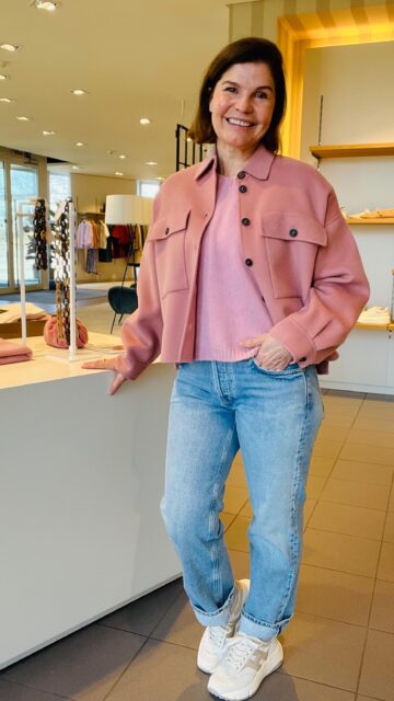 Doublefacelovers 😍
Die dicken Winterjacken dürfen wieder in den Sommerschlaf und die Saison unseres Lieblingsmaterials hat offiziell gestartet 😉
DOUBLEFACE - 2 Seiten - 1 Statement
Ob lässig zur Jeans oder elegant über dem Hosenanzug - diese Jacken begleiten uns mühelos durch die wechselhaften Frühlingstage.
Kommt unbedingt vorbei und entdeckt bei uns eine grosse Auswahl an wunderschönen Jacken und Mänteln.
Wir freuen uns auf Euch 💕
Euer Modehaus Walser Team