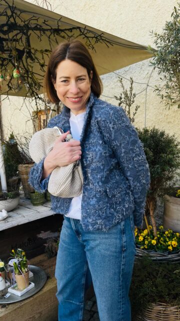 Genießt Ihr auch so den Frühling?
Jeder Sonnenstrahl, jede Blume macht einfach glücklich… durch die Stadt und die Geschäfte schlendern, mit Freunden treffen, einfach die ersten warmen Tage genießen 🥰
Erkennt Ihr wo in Hohenems ich hier bin? Bin gespannt, schreibt es mir in die Kommentare …
Eure Stefanie 😘