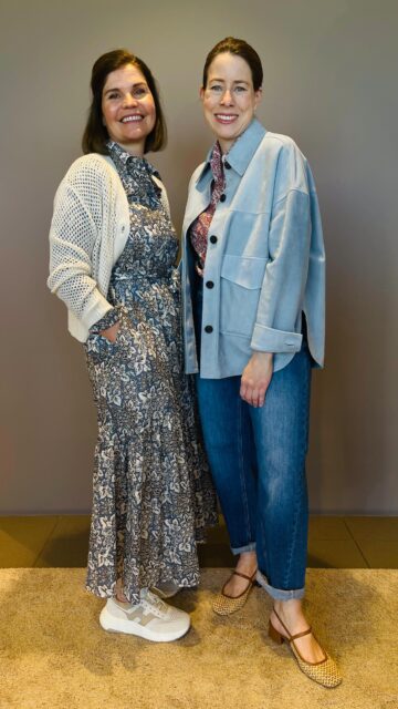 1 Print 2 Looks 😍

Heute zeigen Birgit und ich Euch zwei Looks mit diesem schönen Print - 70s Print aber zurückhaltend, cool und gedeckt 😉
Ob Bluse oder Kleid - beides wunderschön oder was meint Ihr?

Eure Stefanie 💕