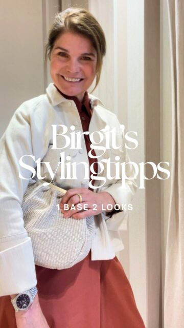 Birgits Stylingtipps: „One Base, Two Looks“ 💕

Heute zeigt Euch Birgit 2 unterschiedliche Looks auf der gleichen Basis - der erste Look ist lässig sportiv: ein schöner Freizeitlook!
Der zweite ist angezogener mit einem tollen Blazer, ganz viel Liebe im Detail 😍

Basis des Looks:
Bluse €149,-
Hosenrock €209,-
Sneaker €350,-

1. Outfit wird mit einer Bluse in Rosé €149,- ergänzt. 

2. Outfit wirkt mit dem Blazer €499,- ganz anders oder? 

Was haltet Ihr denn von den Looks? Würdet Ihr es auch so tragen? Schreibt es uns in die Kommentare ⬇️