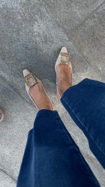 Der „WOW“- Schuh! 

Jeder Schritt ein Statement - ob zur Jeans oder zum Kleid, mit diesem Schuh fällt Frau auf 🤩 

Kommt vorbei und probiert diesen Schuh unbedingt an - jetzt in 3 Farben! Die passende Clutch haben wir natürlich auch 😉