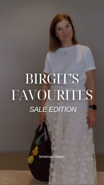 Birgit‘s SALE Favourites 🤩

Es ist bekannt, dass unsere liebe Birgit Röcke über alles liebt und daher wählte sie diesen wunderschönen Luisa Cerano Rock und stylte ihn ganz easy mit unserem Lieblingsbasic-Shirt und der schönen Ibeliv Tasche.

Wie findet Ihr denn Birgit‘s Lieblinge? Schreibt es uns in die Kommentare 😉👍