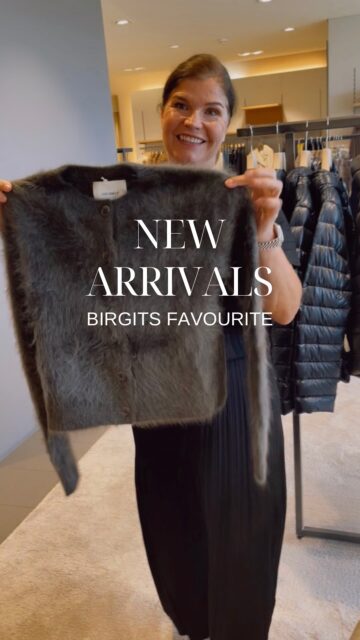 NEW ARRIVALS „Birgits Favourite“

Birgit zeigt Euch heute Ihr Lieblings-Arrival 😍

Wie gefällt Euch dieses wunderschöne Cardigan aus gekämmtem Kaschmir? Schreibt es uns in die Kommentare 🫶🏻

Birgits Favorit: 
Lisa Yang Kaschmirjacke €590,-