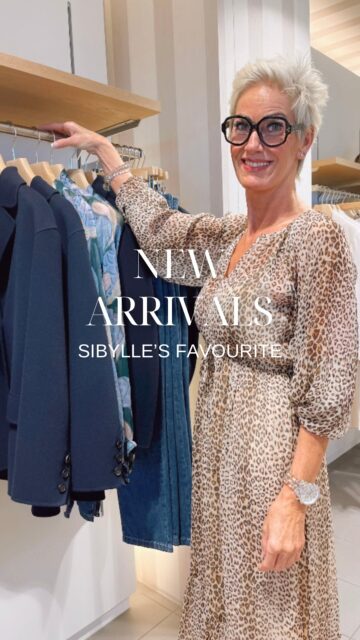 NEW ARRIVALS „Sibylle‘s Favourite“

Unsere liebe Sibylle mag Farbe & Glitzer 💕 und zeigt Euch heute Ihren Liebling aus der neuen Kollektion! 
Eine feminine Seidenbluse in wunderschönen Farben 

Wie findet Ihr denn Sibylle‘s Lieblingsteil? Wäre es auch Eures? Schreibt es uns in die Kommentare 😉

Schluppen-Seidenbluse €299,-
Größen 34-38 

Ach und das Kleid, welches Sibylle trägt ist auch neu 😉 Seidenkleid €749,-

Kommt vorbei - wir freuen uns auf Euch 💕