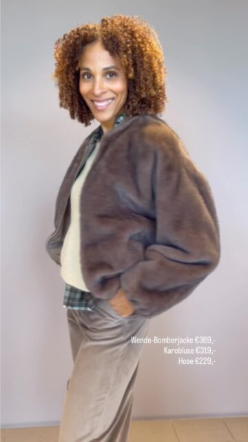 LOOKS WE L❤️VE

Wenn du dich nicht entscheiden kannst... musst du nicht 😉.
Die Wende-Bomberjacke ist unser Lieblingsteil. 

Wendbar, wandelbar, wunderbar weich.

Kommt vorbei und probiert diese unbedingt an!